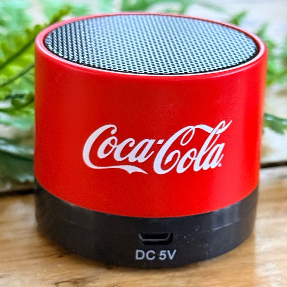 Coca Cola Vibrant Red Wireless Bluetooth Speaker NWT